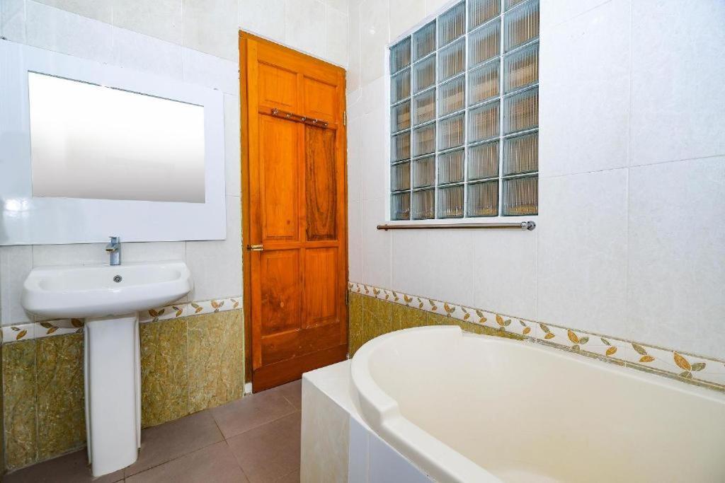 Guest House Gethsemane Salatiga Bagian luar foto